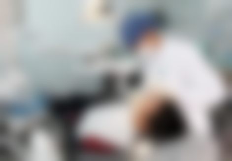 牙医为孩子诊治